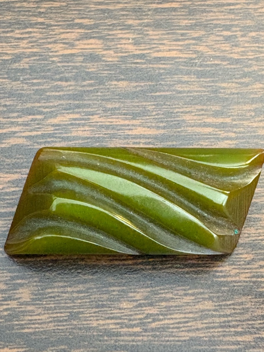 Vintage Green Carved Bakelite Bangle Bracelet and Brooch 1930’s - Picture 3 of 7